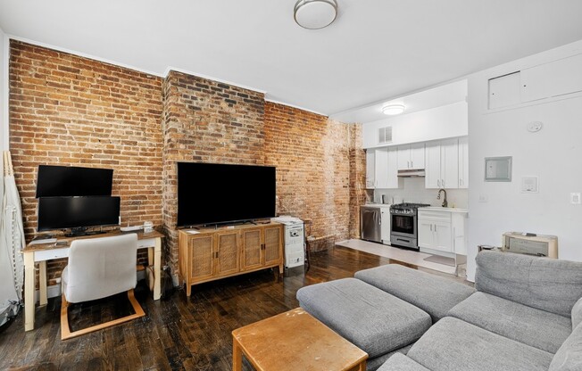 431 W 22 ST