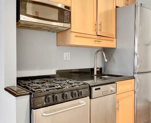 3 beds, 2 baths, $7,295, Unit 3F