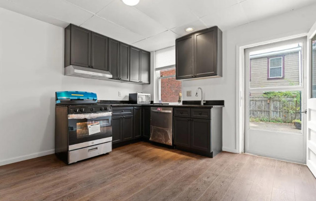 MOVE IN SPECIAL! SCORE HALF OFF 1ST MONTH'S RENT IF SIGNED BY NOV. 15! Beautiful 3 Bedroom home in South side available now!