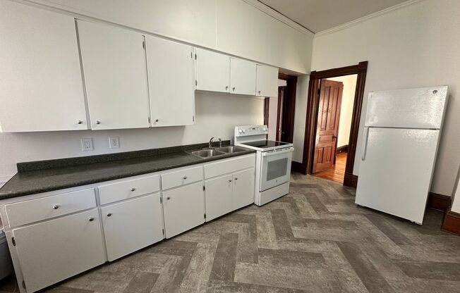 2 beds, 1 bath, $1,195, Unit Apt 3