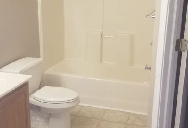 2 beds, 1 bath, 870 sqft, $925, Unit 360 BB10