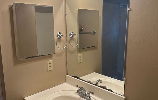 2 beds, 2 baths, $1,100, Unit # # 93 904 UO 93