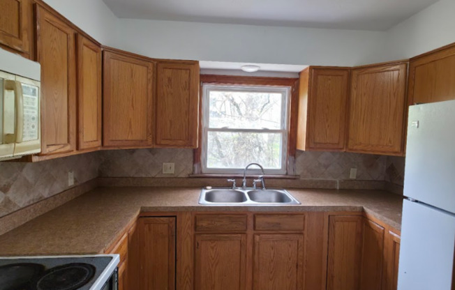 Single Family Home 3 beds 1 bath Available Now!