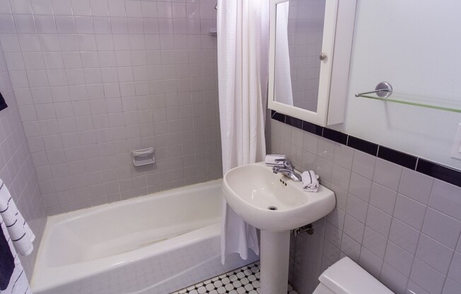 Studio, 1 bath, 370 sqft, $1,650, Unit 106