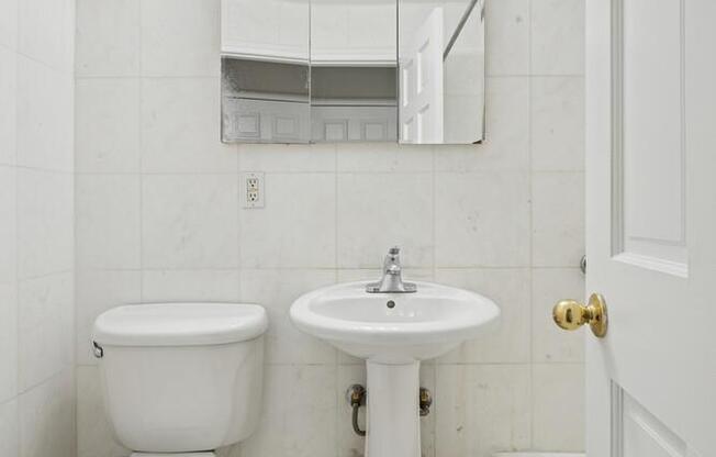 2 beds, 1 bath, $4,250, Unit 4F