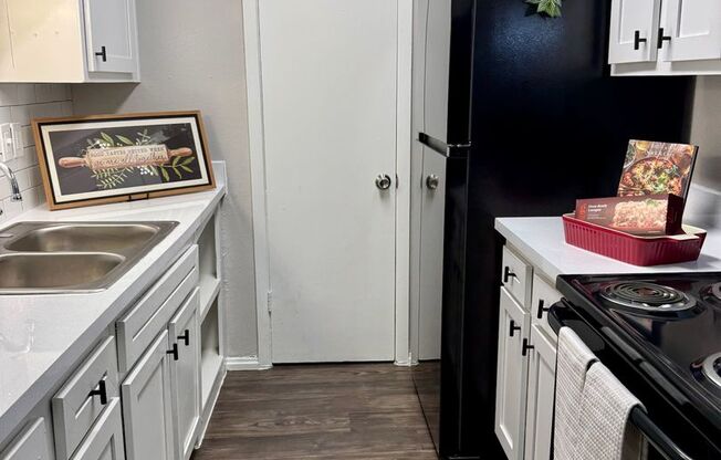 2 beds, 2 baths, 1,006 sqft, $995, Unit 100