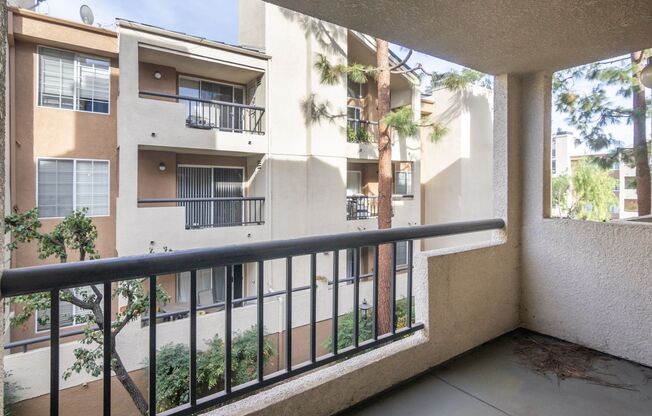 1 bed, 1 bath, 610 sqft, $2,095, Unit 5500 Owensmouth Ave #216