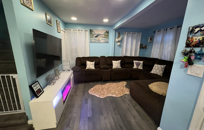 904 MINNA AVE