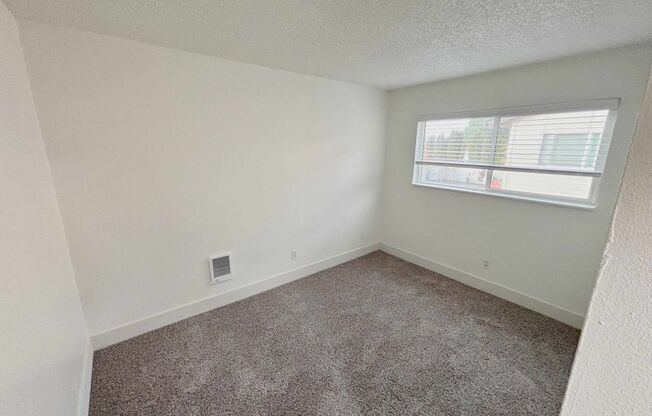 3 beds, 1 bath, 800 sqft, $1,595, Unit 53