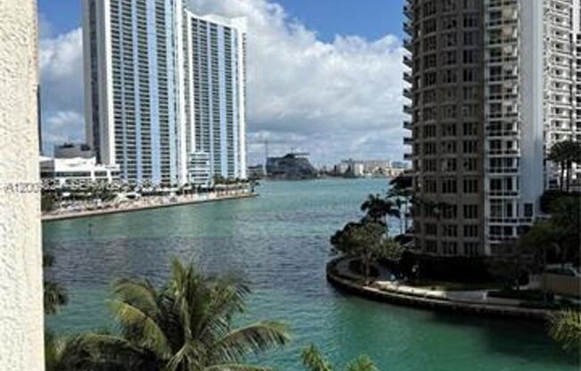 2 beds, 2 baths, 1,325 sqft, $5,000, Unit 465 Brickell Ave # 619