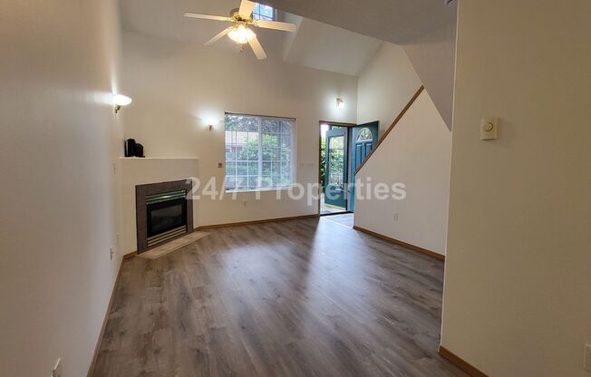 Cozy 1 BD | 1.5 BA Townhome with Patio - Gresham