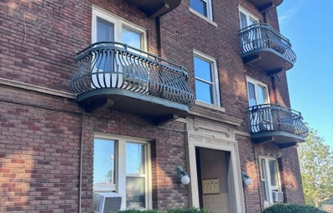 Harney Court Apartments (2464 Harney St.)