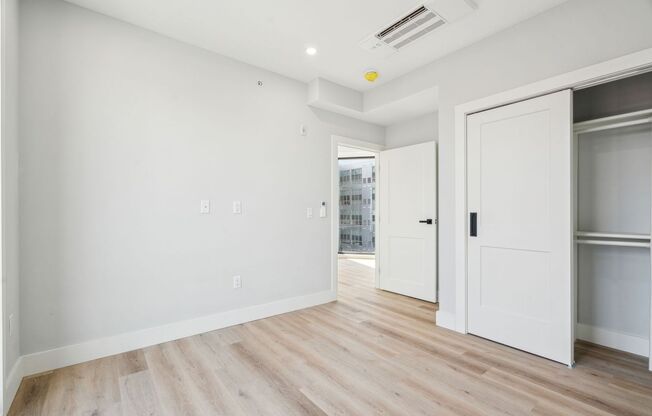 2 beds, 1 bath, $2,700, Unit 206