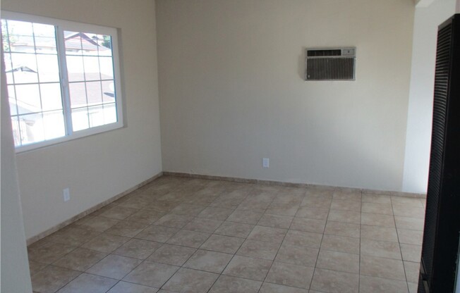 2 beds, 1 bath, 700 sqft, $2,200