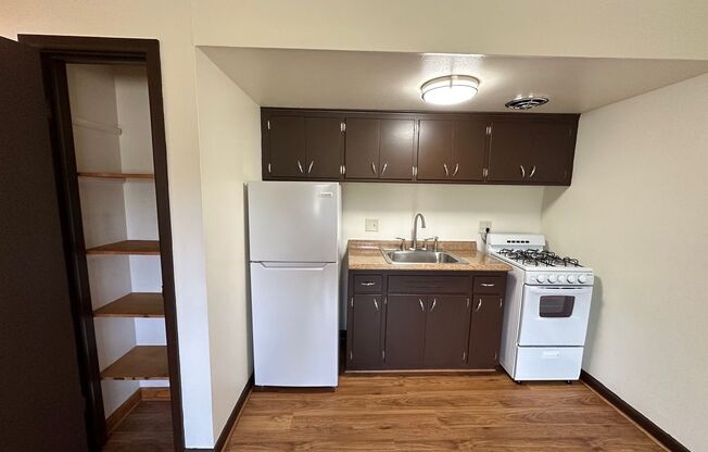 1 bed, 1 bath, 700 sqft, $895, Unit 14