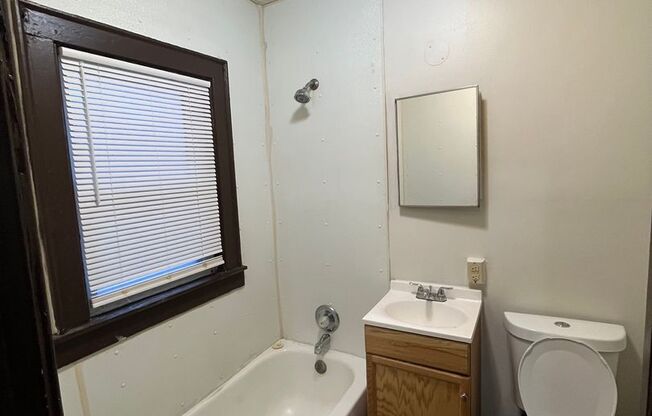 2 beds, 1 bath, $850, Unit 1426 1W