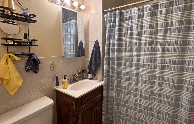 3 beds, 1 bath, $4,500, Unit 2