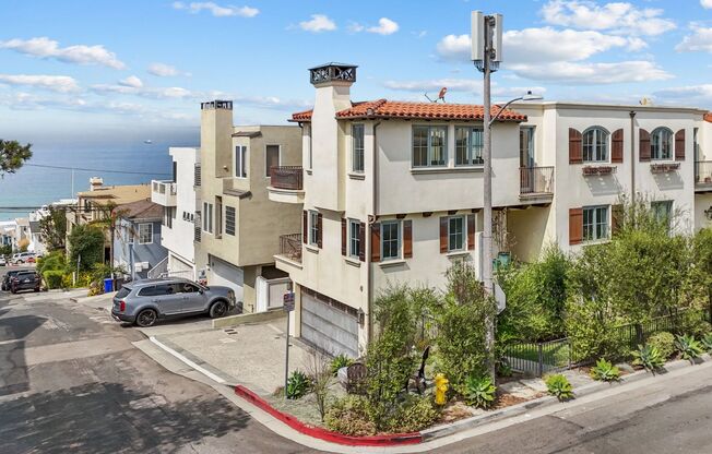 Ocean View 3 bed, 3.5 bath tri-level townhouse