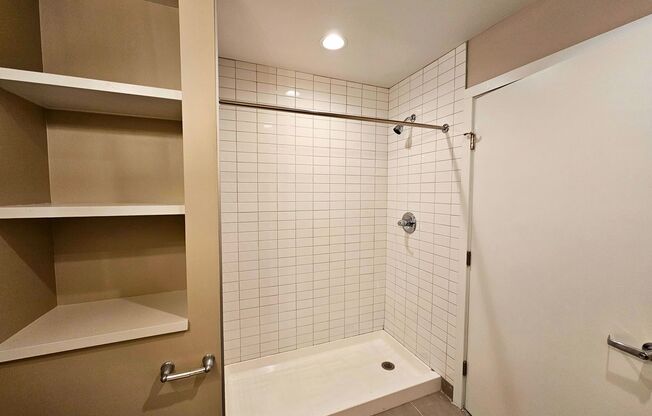 2 beds, 2 baths, 957 sqft, $2,100, Unit UNIT 606