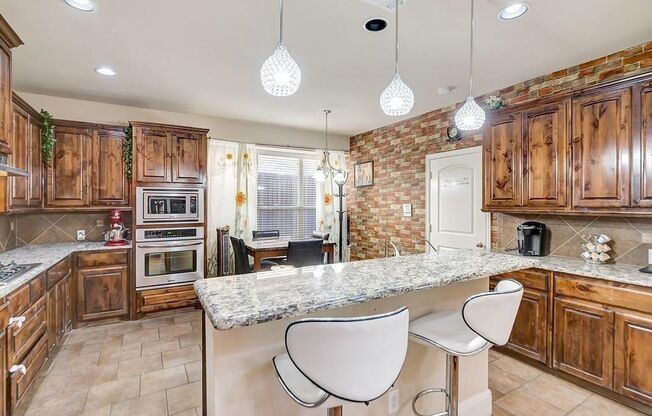 Fantastic opportunity to lease an executive home in desirable neighborhood.