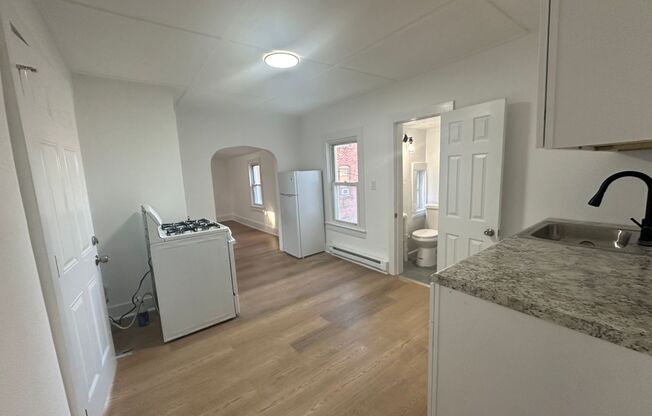 1 bed, 1 bath, $1,400, Unit 2-B