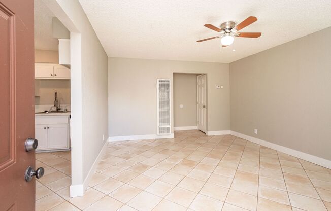 2 beds, 1 bath, 850 sqft, $1,585, Unit 15