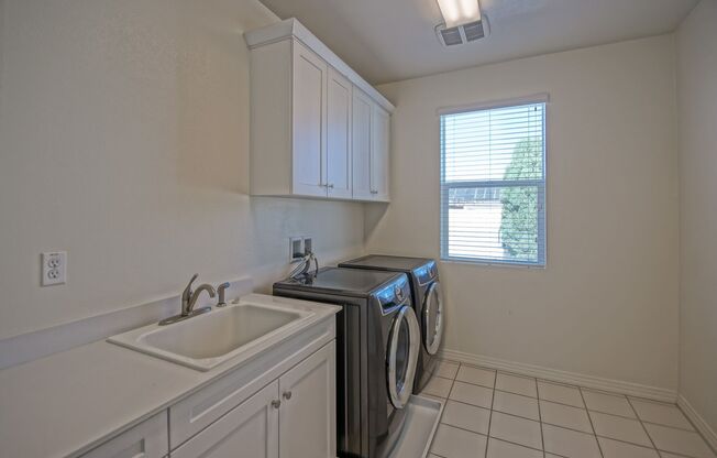 3 beds, 2.5 baths, $4,250, Unit UNIT # 105