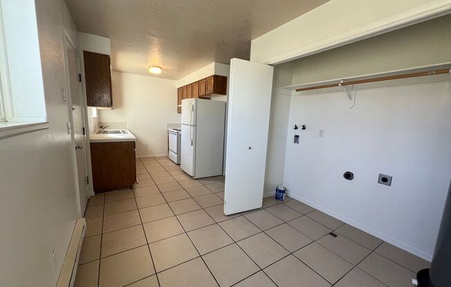 2 beds, 1 bath, $975, Unit 5105 Hawthorne # 12