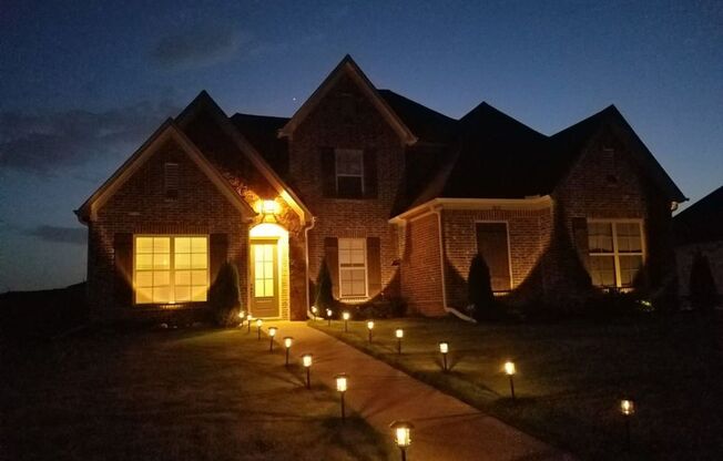 Gated Community minutes from Silo Square in Southaven! 5 BR/ 3 BA in Estates of Snowden Grove