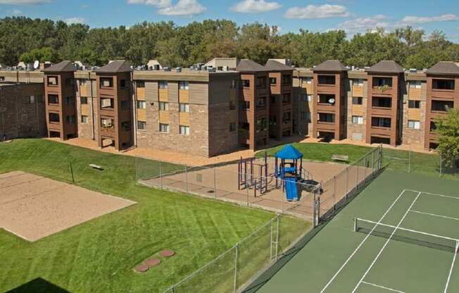 Willow Creek Apartments in Plymouth, MN Outdoor Spaces