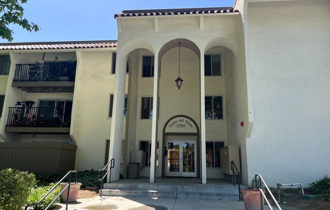 Sunny 1 bed 1 bath Condo in Santa Clara. Lots of community amenities.