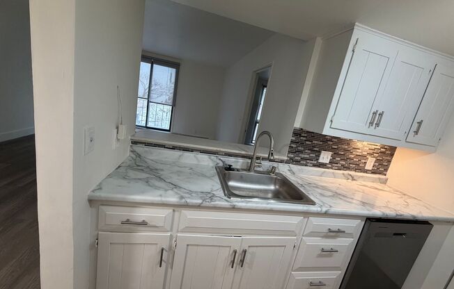 2 beds, 2 baths, 1,050 sqft, $1,670, Unit 2050N