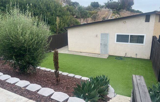 3bd/2ba Single Story Duplex with New Luxury Vinyl Plank!