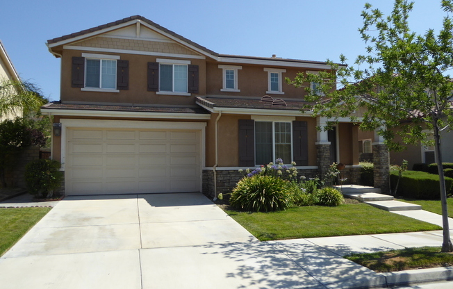 4 Bedroom Home in the Canyon Gate Community in Newhall!