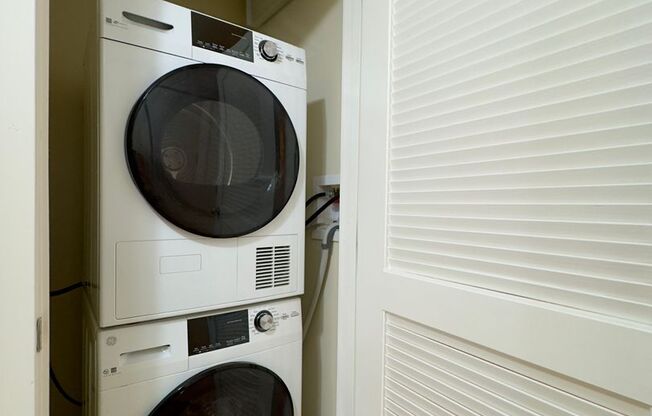 2 beds, 1 bath, 913 sqft, $1,299, Unit 411 Unit 204