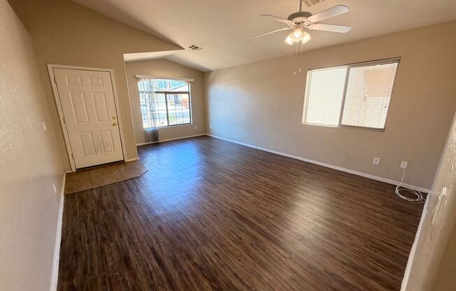3/2 Single story Avondale Home *Custom Paint* & Carpet in Beds Only!