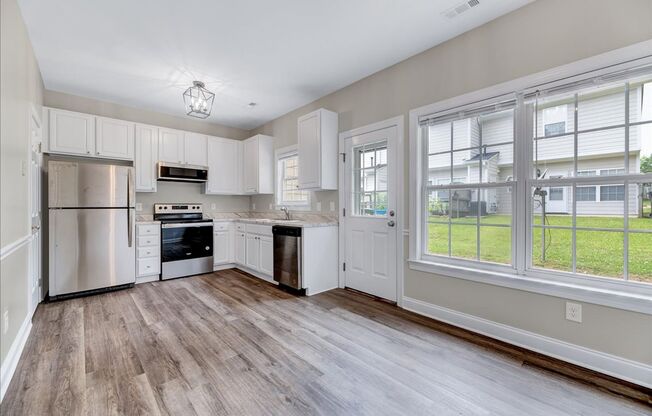 Updated 2 Bedroom Townhouse in Clayton