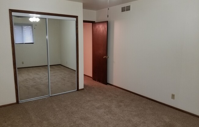 2 beds, 1 bath, $900, Unit 619-4