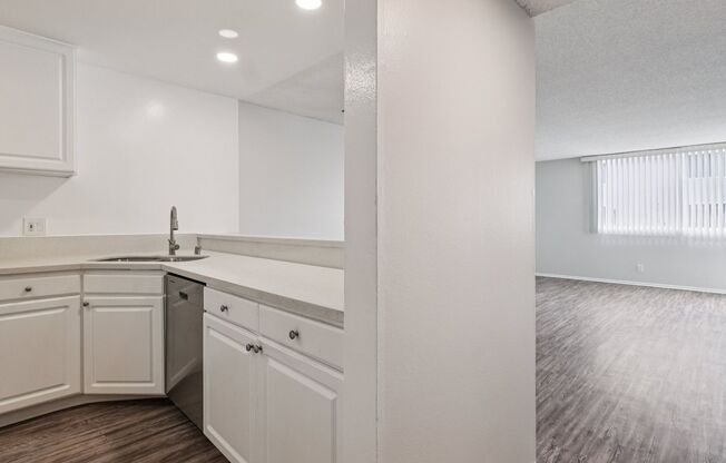 2 beds, 2 baths, 1,058 sqft, $2,598, Unit 4220.307