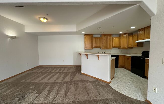 Spacious Townhouse Style Condo in Brookfield!