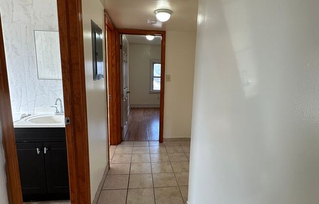 2 beds, 1 bath, $1,150, Unit #B