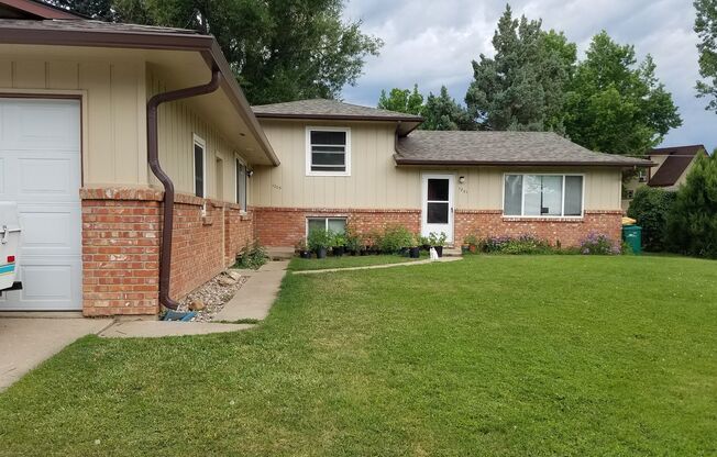 3 bed/1.5 bath duplex w/ yard and garage Available July 1st