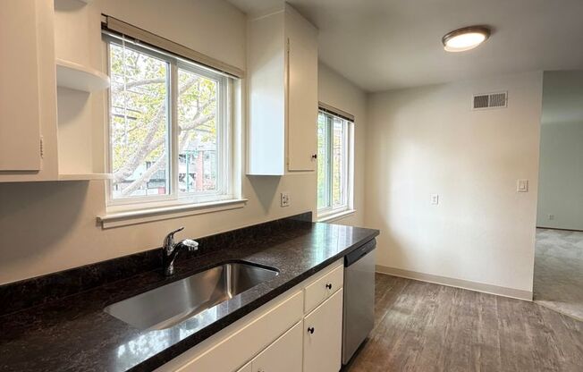 2 beds, 1 bath, $2,600, Unit 2053 Central Ave C (LO)