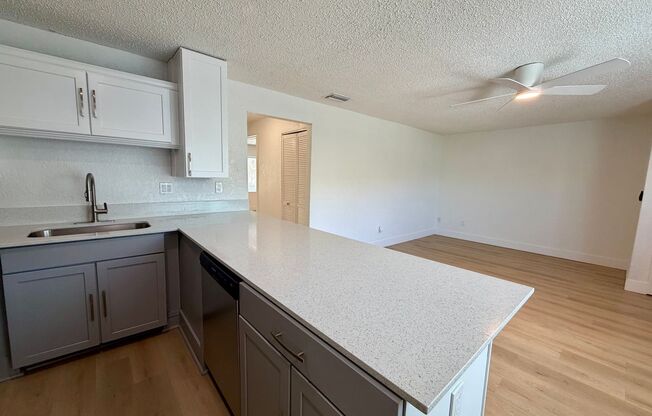 2 beds, 1 bath, 889 sqft, $1,699, Unit 10-5215