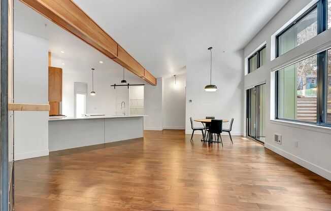 Beautiful Modern Condo in Rattlesnake