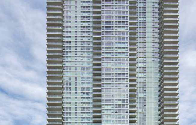 Luxurious 1Bed Condo w/ Den! Welcome to Insignia! Available Mid July