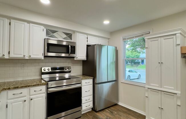 Charming 2 Bedroom/1.5 Bathroom End-Row Townhome in White Marsh, MD!