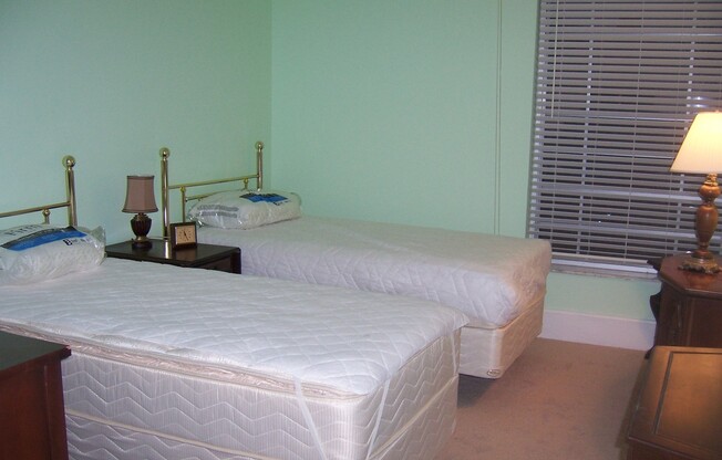 2/1 in gated community, available now!