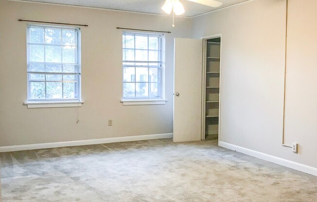 Summerville Townhome with Fully Equipped Kitchen