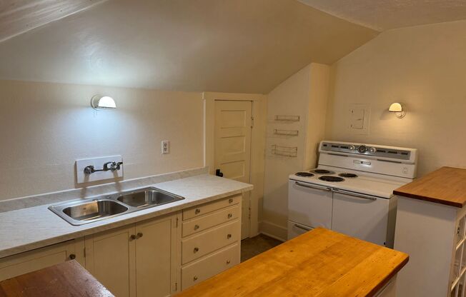 1 bed, 1 bath, $1,050, Unit 1176 Mill St #5